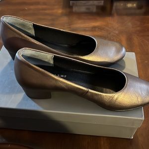 (178)NWT ladies bronze flats by Mark & Lemp/Walking Cradles. 6 1/2 medium